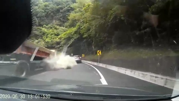 ▲▼一砂石車在台九線121k，飛快轉彎時砂塵自車尾散飛如砂塵爆，嚇壞了對向駕駛們並開罵。（圖／擷取自《吳姓網友臉書》，下同）