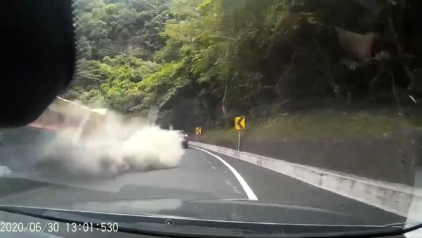 ▲▼一砂石車在台九線121k，飛快轉彎時砂塵自車尾散飛如砂塵爆，嚇壞了對向駕駛們並開罵。（圖／擷取自《吳姓網友臉書》，下同）