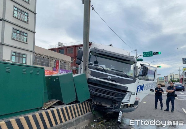 ▲桃園市張姓男子1日清晨駕駛聯結車行經大園區大觀路時，疑似精神不濟撞上安全島上電桿，電箱慘遭撞毀。（圖／記者沈繼昌翻攝）