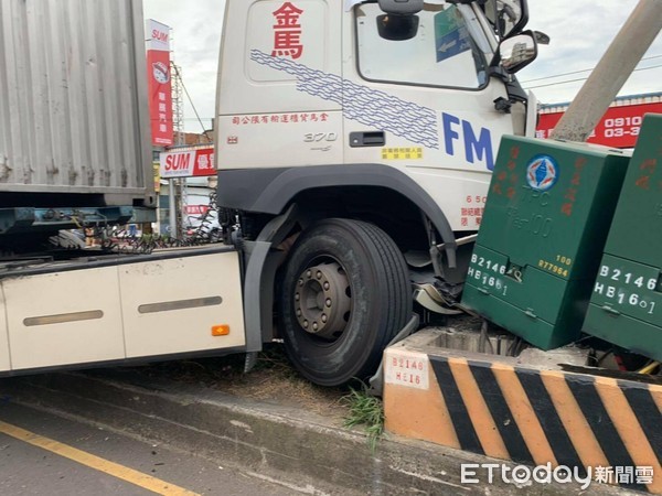 ▲桃園市張姓男子1日清晨駕駛聯結車經過大園區大觀路時，失控撞上安全島電桿與電箱。（圖／記者沈繼昌翻攝）