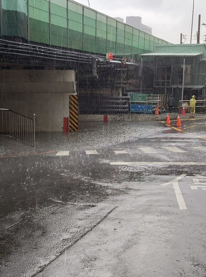 ▲▼北北基大雷雨，汐止中興路涵洞積水。（圖／翻攝臉書「汐止集團」）