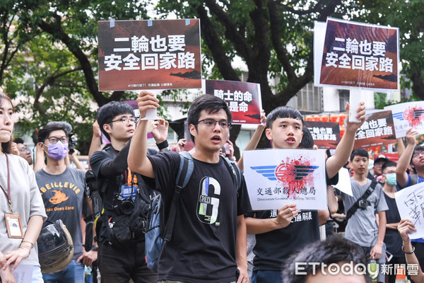 ▲【交通起義 公總償命】機車族包圍公路總局爭路權。（圖／記者林敬旻攝）