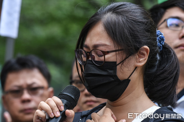 ▲機車族包圍公路總局爭路權，罹難者家屬落淚。（圖／記者林敬旻攝）