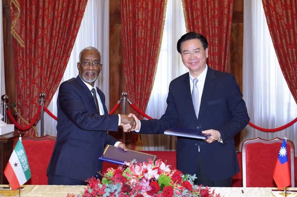 ▲▼外交部長吳釗燮2月26日與索馬利蘭外交部長在台北賓館簽兩國議定書。（圖／翻攝自外交部推特）