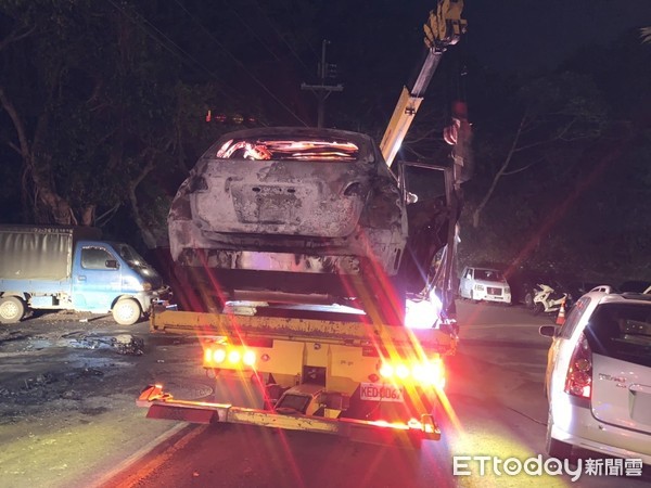 ▲新北市陳姓男子30日晚間縱火焚燒愛車，警方蒐證後將車拖離現場。（圖／記者沈繼昌翻攝）