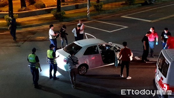 ▲嘉市警方緝毒打破車窗將嫌犯壓制在地。（圖／讀者提供）