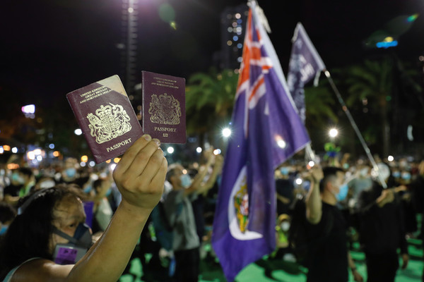 ▲▼香港人持有的英國海外國民（BNO）護照。（圖／路透）
