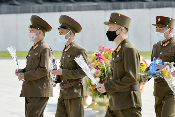 ▲▼北韓軍人在萬壽台向已故領導人獻花。（圖／路透）