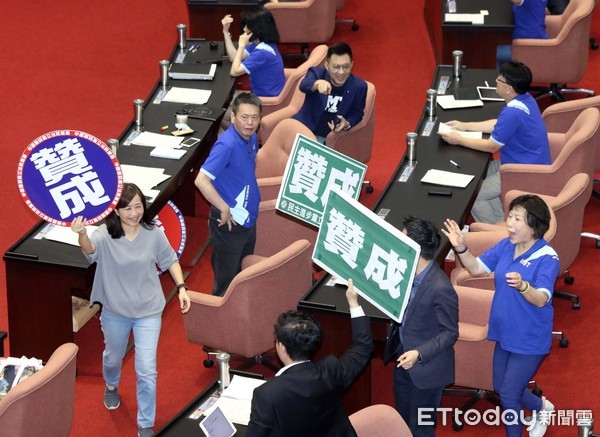 ▲▼立法院臨時會 前瞻後續4年預算籌編同意案表決 國民黨 民進黨都贊成。（圖／記者屠惠剛攝）