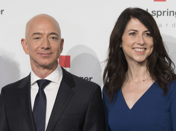 ▲亞馬遜創辦人貝佐斯（Jeff Bezos）           。（圖／達志影像／美聯社）▲貝佐斯與前妻MacKenzie Bezos。（圖／達志影像／美聯社）