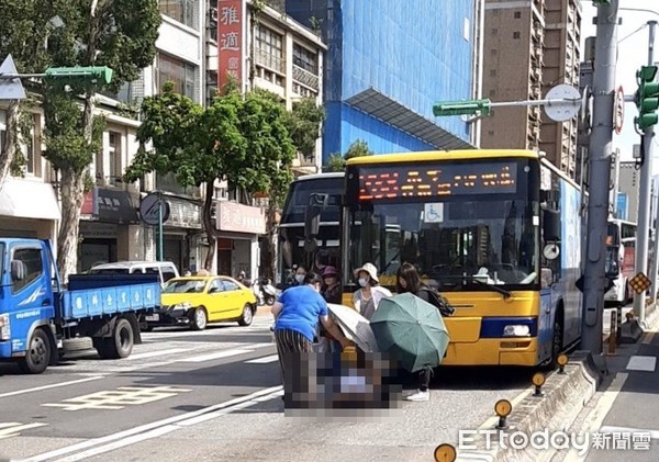 ▲▼  台北市大同區公車事故，行人意識不清           。（圖／記者黃彥傑攝）