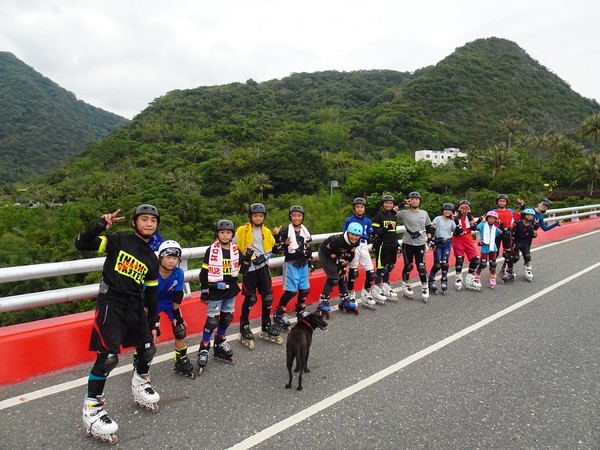 ▲▼實際路溜紀念留念。（圖／展夢.飛翔 小龍教練 提供）