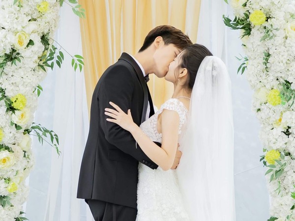 ▲梁潔（右）與邢昭林在《你是我的命中註定》在婚禮中擁吻。（圖／WeTV提供）