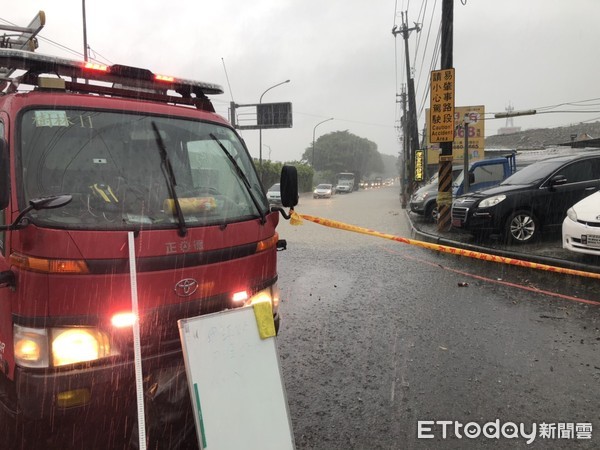 ▲▼道路因大雨積水而封閉。（圖／記者陳雕文翻攝）