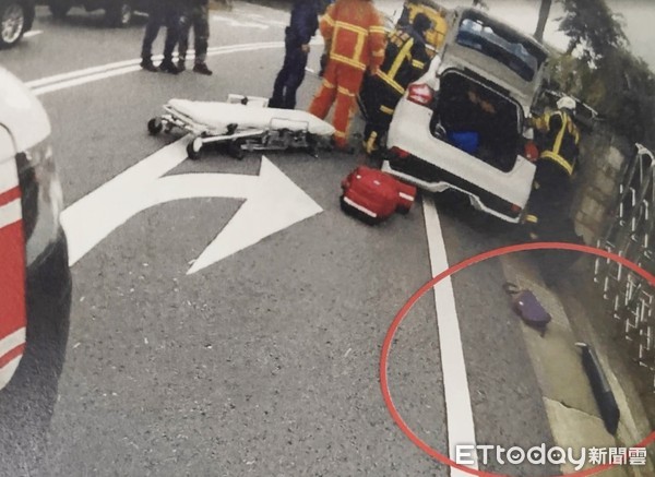 ▲桃園賴姓男子去年12月開車外出，邊吸笑邊開車導致撞上聯結車，笑氣鋼瓶(紅線圈處)在路旁。（圖／記者沈繼昌翻攝）