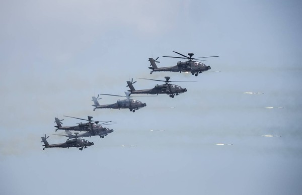 ▲▼陸軍AH－64E攻擊直升機射擊火箭彈。（圖／國防部提供）