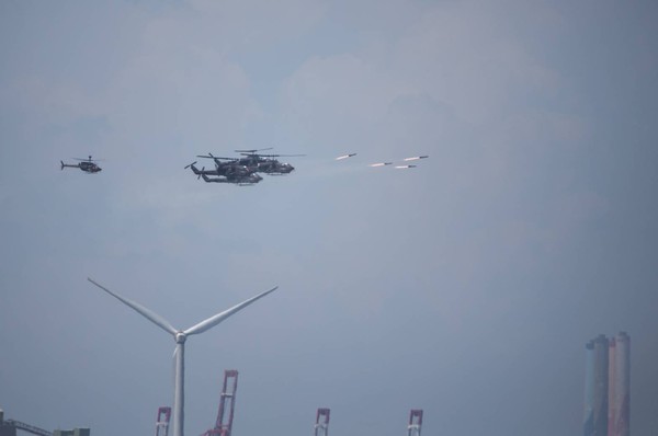 ▲▼陸軍AH－1W攻擊直升機射擊地獄火飛彈。（圖／國防部提供）
