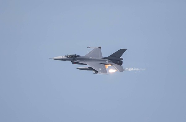 ▲▼空軍F－16V戰機發射熱焰彈。（圖／國防部提供）
