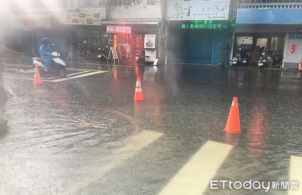 ▲2日午後大雷雨，造成桃園八德區部分街道出現積水現象。（圖／記者沈繼昌翻攝）