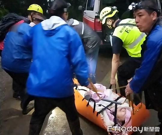 ▲鎮西堡神木區1日2起受困　119救護助成功脫困。（圖／記者陳凱力翻攝）