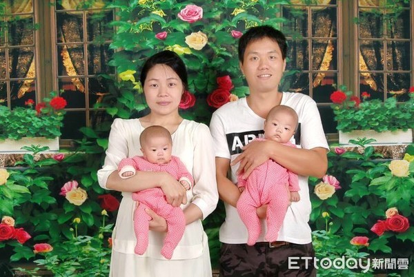 ▲陳小姐（左）與先生開心抱著一對雙胞胎女兒「一心、一意」。（圖／慈濟醫學中心提供，下同）