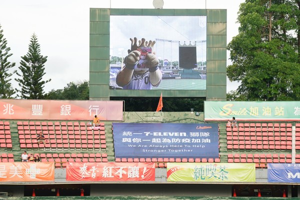 ▲台南市政府與美國姊妹市堪薩斯市合作，3日在台南棒球場舉辦精彩的賽前活動。（圖／統一獅提供）