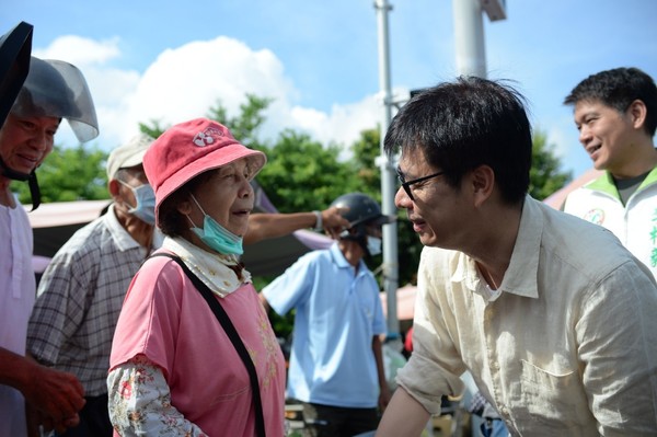 ▲▼   陳其邁市場拜票          。（圖／記者黃子倩翻攝）