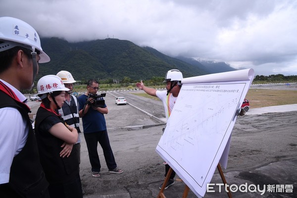 ▲徐榛蔚前往國福運動園區巡視滑輪溜冰場及棒壘球場興建工程。（圖／花蓮縣政府提供，下同）