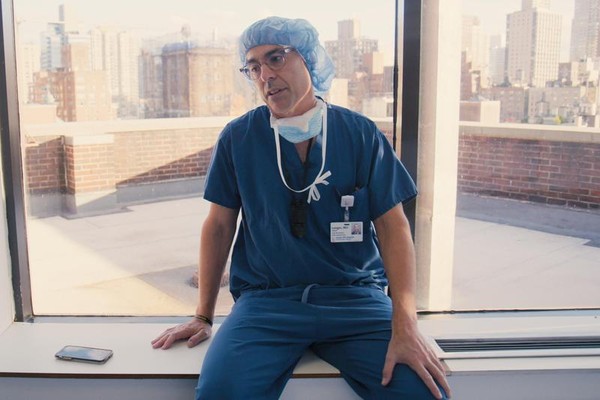 神經外科醫生大衛，其實他挺帥的啊，所以那些醫療劇找帥哥演醫生並沒有誇大。（Netflix提供）