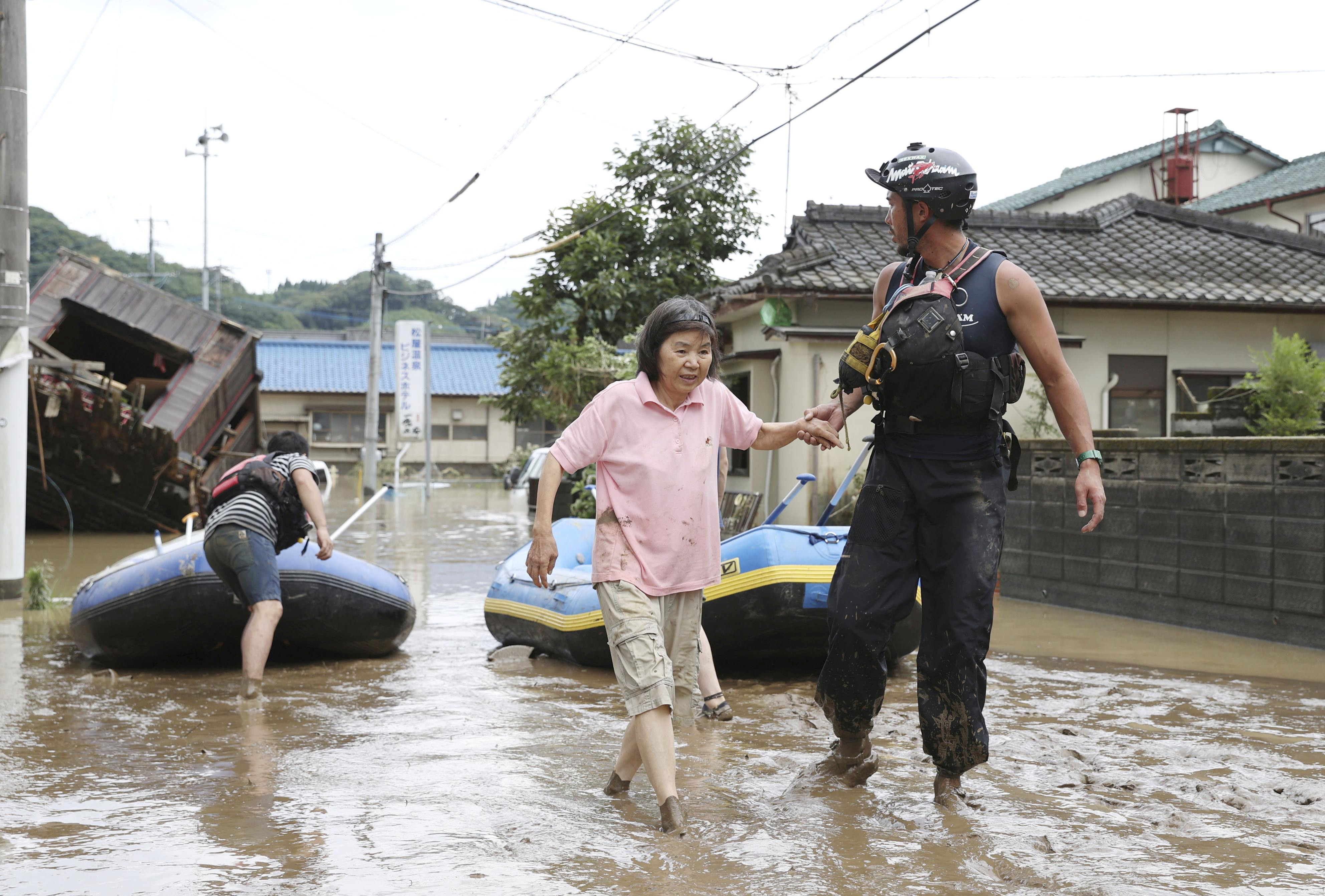 Ситуация в дубае сегодня с наводнением. Потоп в Японии 2021. Наводнение в Японии 4.08.2022. Стихийные бедствия наводнение. Высокие наводнения.