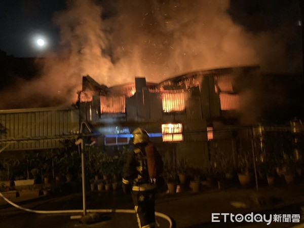 ▲台中南區清晨大火...2戶民宅「遭火舌猛吞」屋頂直接燒塌！　濃煙狂竄。（圖／記者李忠憲翻攝）