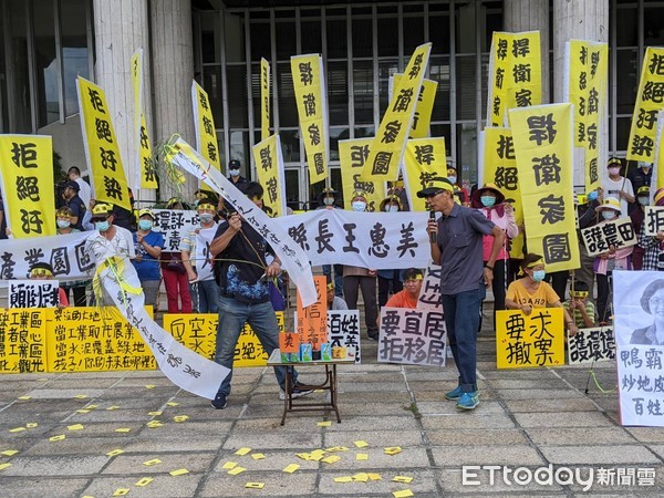 ▲▼彰化縣環境保護聯盟與鹿港「富麗大鎮」住戶，5日上午於縣府前廣場舉起字牌、撒冥紙抗議。（圖／彰化環境保護聯盟提供）