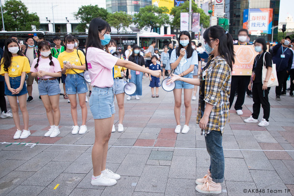 ▲▼ AKB48 Team TP成員和粉絲比拼拳技。（圖／好言娛樂提供）