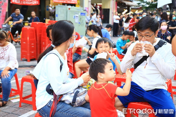 ▲▼台中購物節第五天，市府舉辦千人共享奶茶雞排活動。（圖／台中市政府提供）