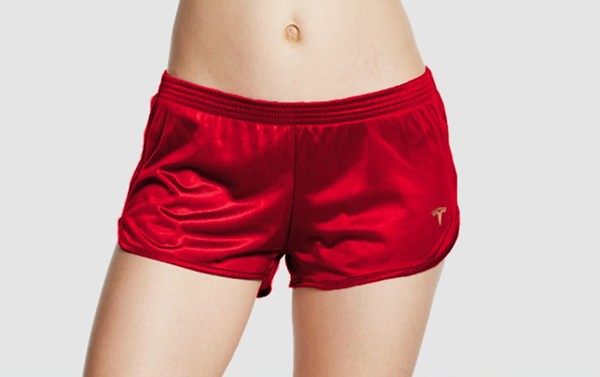 特斯拉改行賣2,000元紅色性感小熱褲？「S3XY」字樣嘲諷度百分百（圖／翻攝自特斯拉）