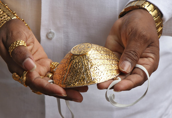 ▲印度富商訂製黃金口罩。（圖／路透）