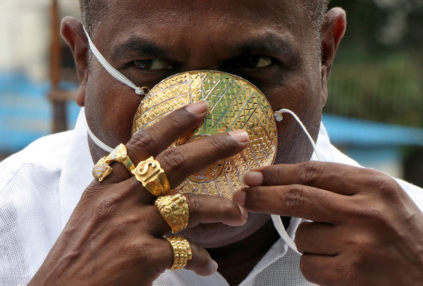 ▲印度富商訂製黃金口罩。（圖／路透）