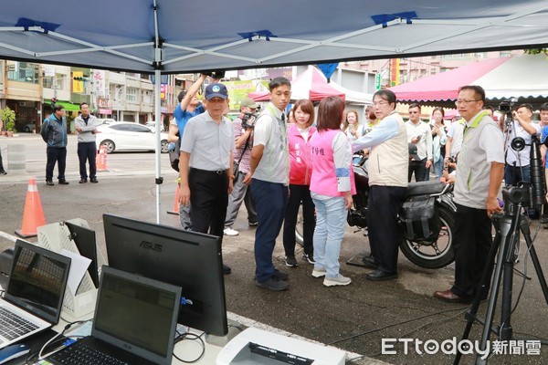 ▲台南市環保局辦理高噪音車輛科技執法，及環警監聯合稽查示範活動，市長黃偉哲親臨現場操作檢測儀器，為市民居住安寧把關。（圖／記者林悅翻攝，下同）