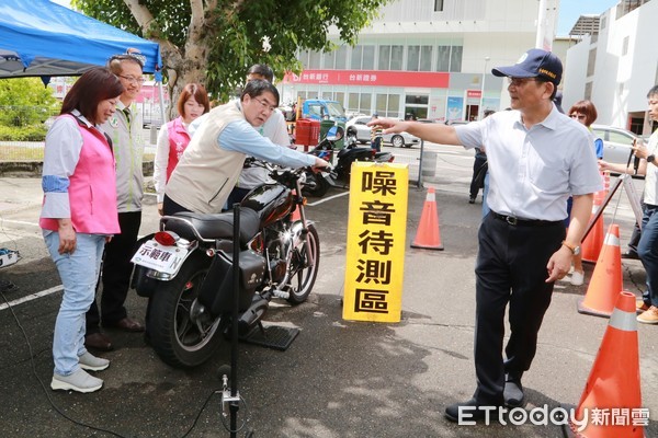 ▲台南市環保局辦理高噪音車輛科技執法，及環警監聯合稽查示範活動，市長黃偉哲親臨現場操作檢測儀器，為市民居住安寧把關。（圖／記者林悅翻攝，下同）