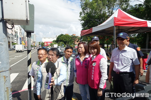 ▲台南市環保局辦理高噪音車輛科技執法，及環警監聯合稽查示範活動，市長黃偉哲親臨現場操作檢測儀器，為市民居住安寧把關。（圖／記者林悅翻攝，下同）