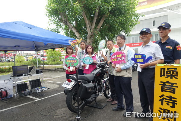 ▲台南市環保局辦理高噪音車輛科技執法，及環警監聯合稽查示範活動，市長黃偉哲親臨現場操作檢測儀器，為市民居住安寧把關。（圖／記者林悅翻攝，下同）