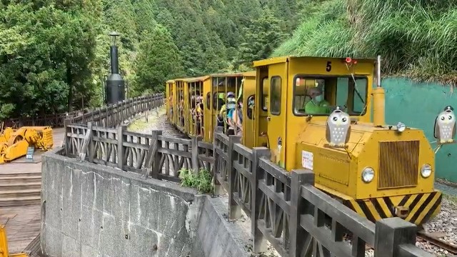 ▲▼太平山蹦蹦車6日試營運恢復全線3公里行駛，搶頭香遊客獲贈蹦蹦車紀念品。（圖／羅東林管處提供，下同）