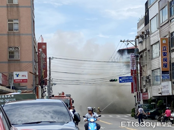 ▲虎尾光復路家早餐店發生火警燃燒面積範圍約60平方公尺，警消人員迅速於12點16分將火勢完全撲滅，現場無人員受傷。（圖／記者蔡佩旻翻攝）