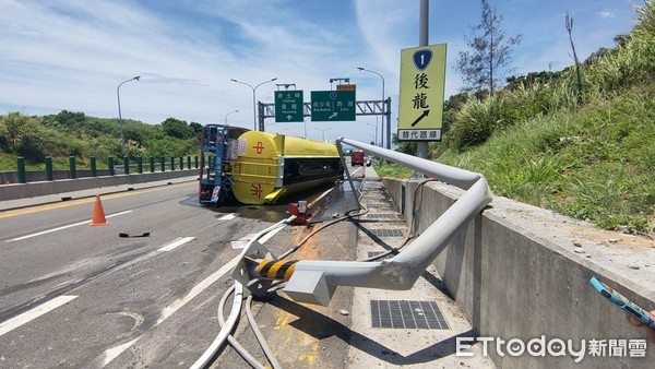 ▲台61線化學槽車翻覆。（圖／記者黃孟珍翻攝）