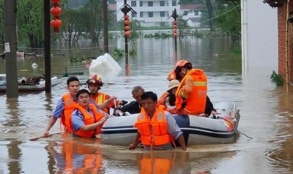 ▲▼從7月5日6時開始，湖北省武漢市普降暴雨到大暴雨，局部特大暴雨。（圖／取自新華社直播影音