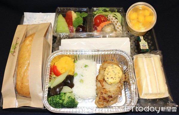 ▲▼華航自7月6日起，飛航時間單程超過3小時以上往返台北的航班提供「防疫熱餐」。（圖／華航提供）