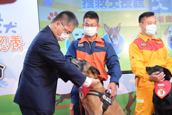 ▲▼徐國勇為6隻搜救犬授階。（圖／內政部提供）