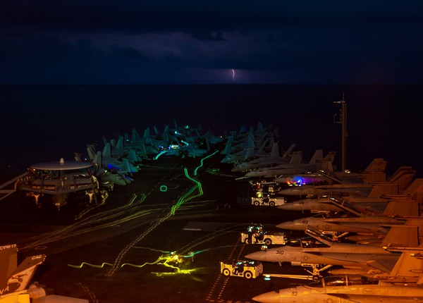 ▲▼美軍雙航母在南海表演了一整夜的「夜間起降」。（圖／取自USS Nimitz (CVN 68)臉書）