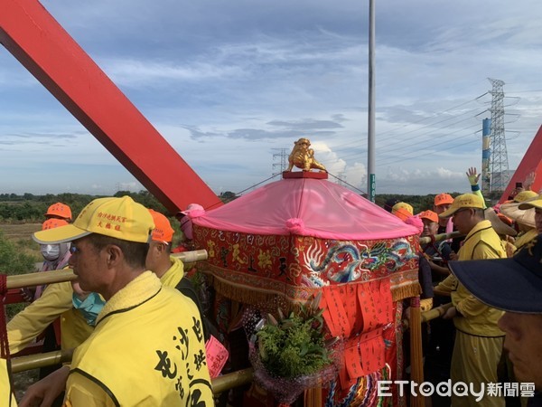 ▲白沙屯媽祖「女神力助男轎夫」過西螺大橋 ！敲鑼女頂替扛轎　罕見畫面曝。（圖／白沙屯媽祖婆網站提供）