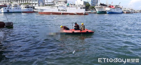 ▲屏東縣政府消防局救起東港漁港內溺水男子，惟已明顯死亡            。（圖／民眾提供）